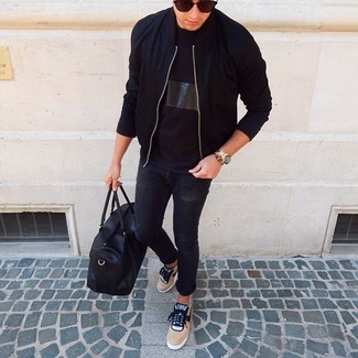 Un jean skinny à porter avec des baskets basses beiges