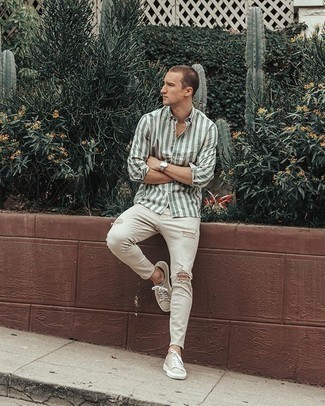Un jean skinny à porter avec des baskets basses beiges