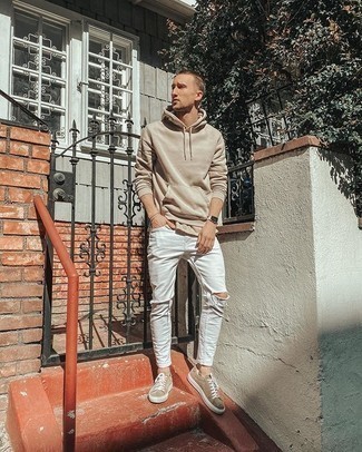 Un jean skinny à porter avec des baskets basses beiges