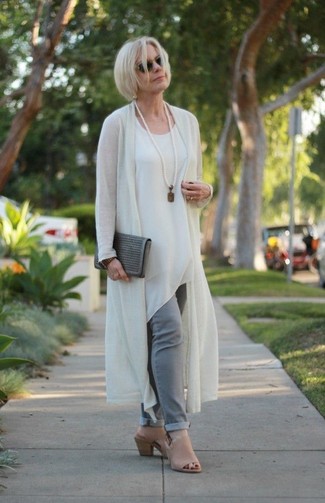 Comment porter un gilet beige pour un style chic decontractés