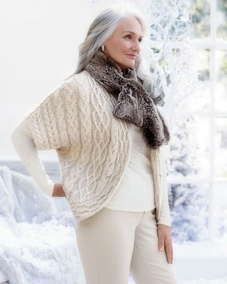 Comment porter un gilet beige