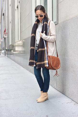 Comment porter un gilet beige pour un style chic decontractés