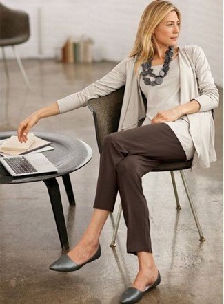 Comment porter un gilet beige