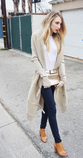 Comment porter un gilet beige