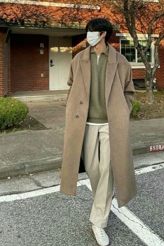 Comment porter un pantalon beige avec un t-shirt blanc quand il fait froid