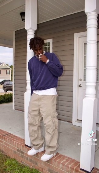 Comment porter un pantalon beige avec un t-shirt blanc