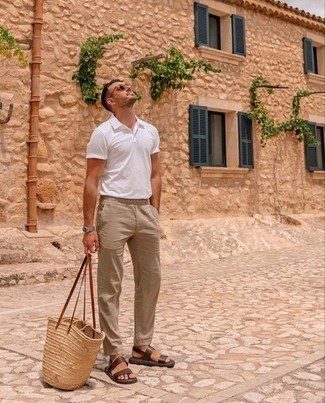 Comment porter un pantalon beige avec un t-shirt blanc