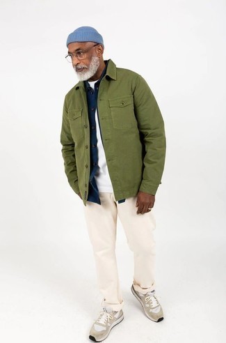 Comment porter un pantalon beige avec un t-shirt blanc