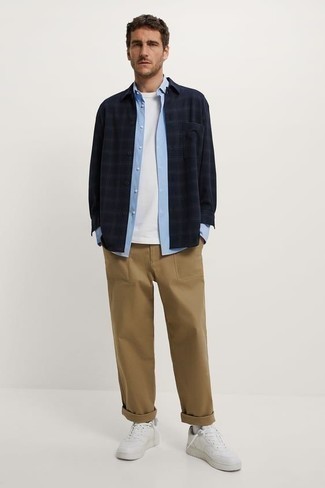 Comment porter un pantalon beige avec un t-shirt blanc