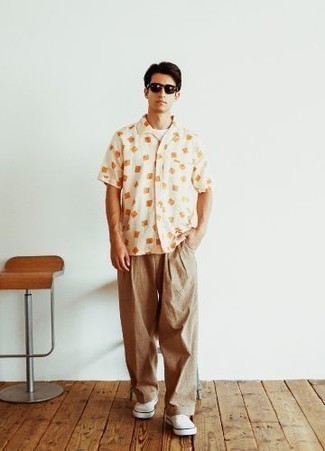Comment porter un pantalon beige avec un t-shirt blanc