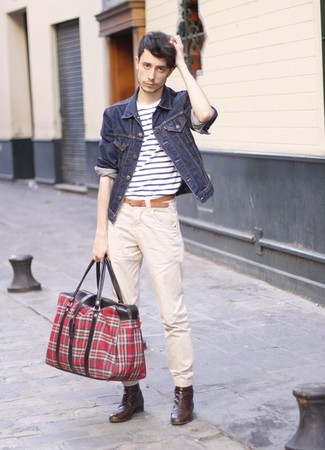 Comment porter un pantalon beige avec un t-shirt blanc