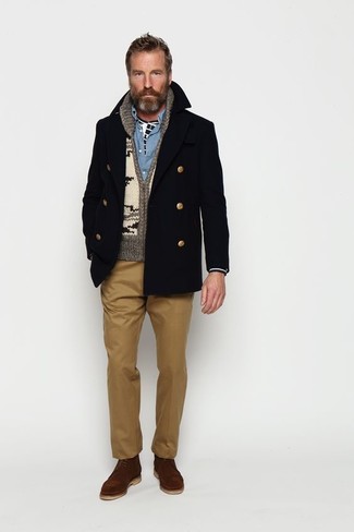Comment porter un pantalon beige avec un t-shirt blanc quand il fait froid