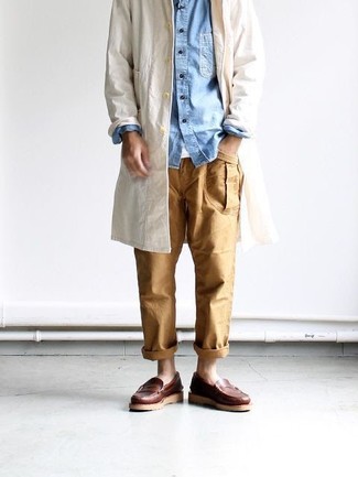 Comment porter un pantalon beige avec un t-shirt blanc