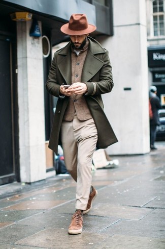 Comment porter un pantalon beige avec un t-shirt blanc