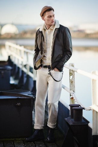 Comment porter un pantalon beige avec un t-shirt blanc quand il fait froid