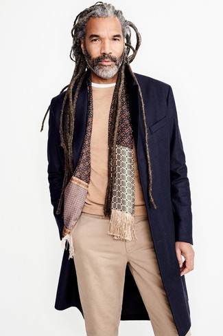 Comment porter un pantalon beige avec un t-shirt blanc quand il fait froid