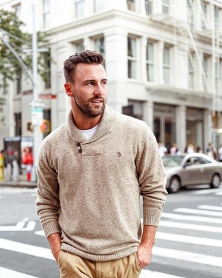 Comment porter un pantalon beige avec un t-shirt blanc
