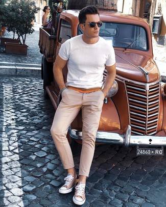 Comment porter un pantalon beige avec un t-shirt blanc