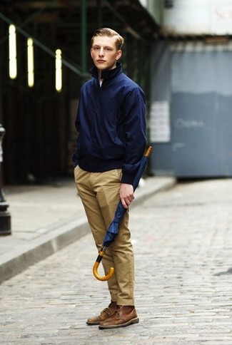 Comment porter un pantalon beige avec un t-shirt blanc
