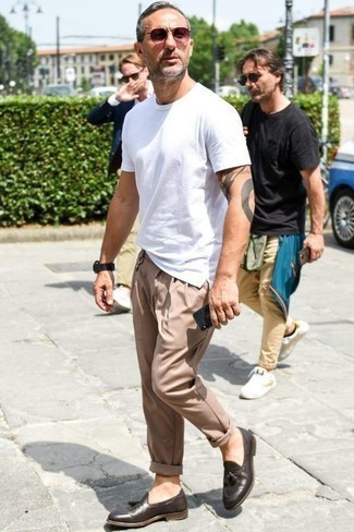 Comment porter un pantalon beige avec un t-shirt blanc
