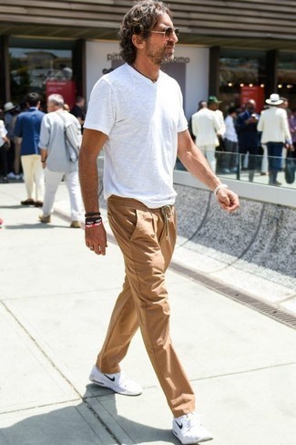Comment porter un pantalon beige avec un t-shirt blanc