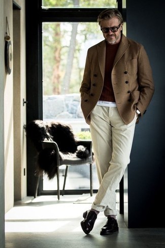 Comment porter un pantalon beige avec un t-shirt blanc quand il fait froid