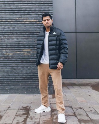 Comment porter un pantalon beige avec un t-shirt blanc quand il fait froid