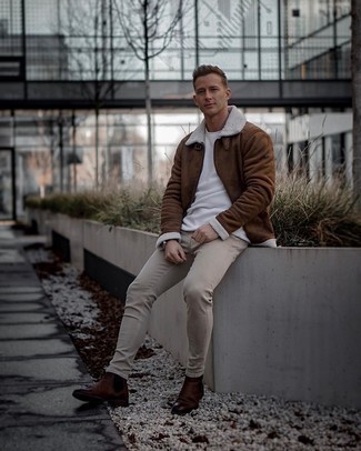 Comment porter un pantalon beige avec un t-shirt blanc quand il fait froid