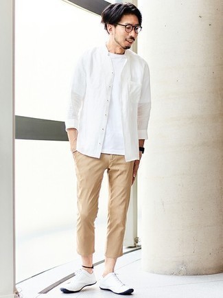 Comment porter un pantalon beige avec un t-shirt blanc