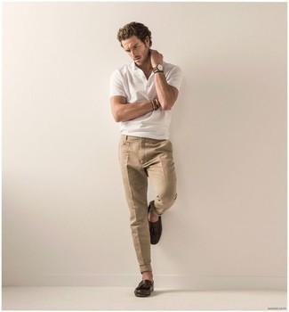 Comment porter un pantalon beige avec un t-shirt blanc