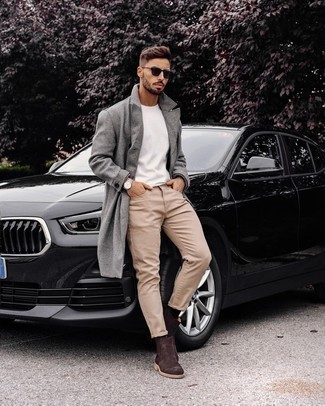 Comment porter un pantalon beige avec un t-shirt blanc quand il fait froid