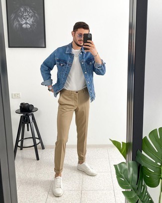Comment porter un pantalon beige avec un t-shirt blanc