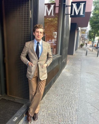 Comment porter un blazer en laine écossais beige avec des slippers en cuir marron foncé