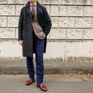 Comment porter un blazer en laine écossais beige avec des slippers en cuir marron foncé