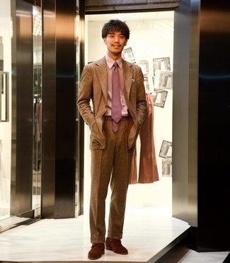 Comment porter une pochette de costume beige au printemps