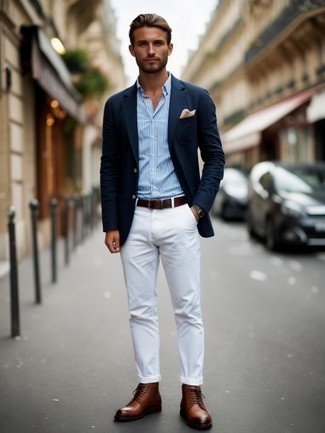 Comment porter une pochette de costume beige au printemps
