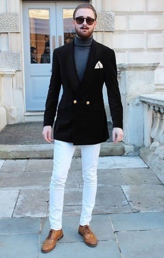 Comment porter une pochette de costume beige au printemps