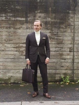 Comment porter une pochette de costume beige au printemps