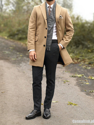 Comment porter une pochette de costume beige au printemps