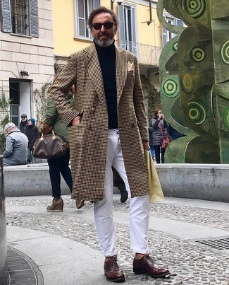 Comment porter une pochette de costume beige au printemps