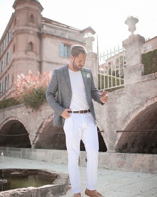 Comment porter une pochette de costume beige au printemps