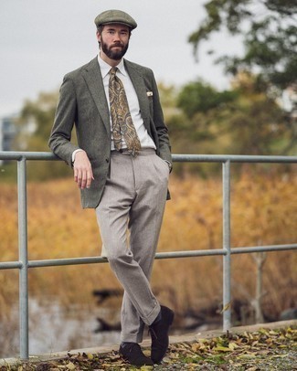 Comment porter une pochette de costume beige au printemps