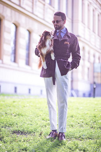 Comment porter une pochette de costume beige au printemps