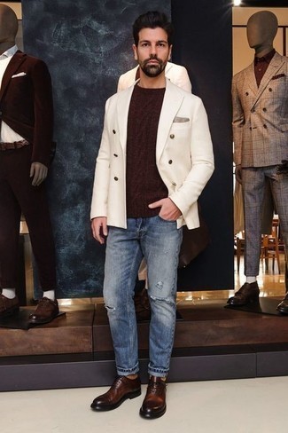 Comment porter une pochette de costume beige au printemps