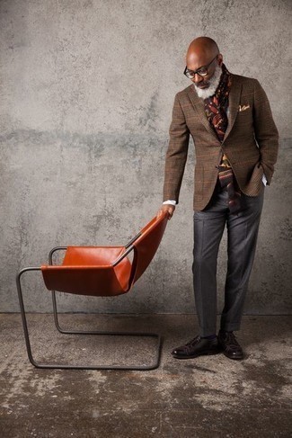 Comment porter une pochette de costume beige au printemps