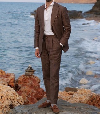Comment porter une pochette de costume beige au printemps