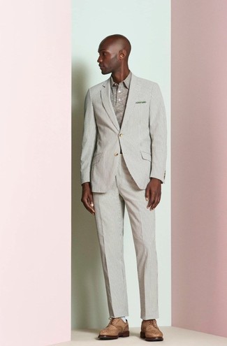 Comment porter un polo beige avec un costume beige en été