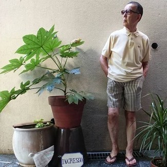 Comment porter un polo beige pour un style relax