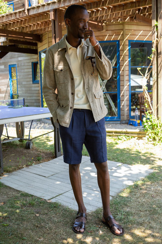 Comment porter un polo beige pour un style relax