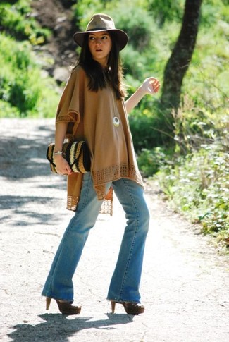 Comment porter un poncho beige au printemps
